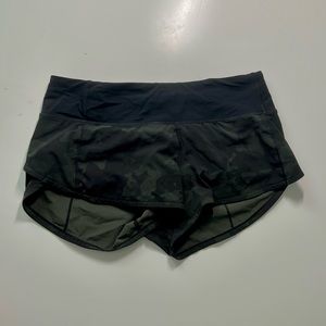 2.5 Lululemon camo speed-up shorts - size 4
